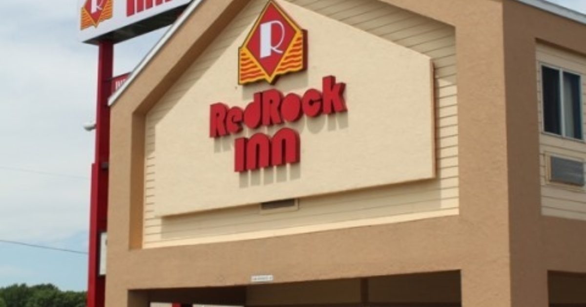 how far away is redrock inn away from the airport in sioux city sd